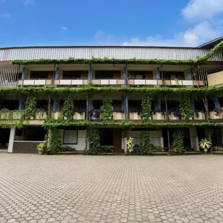 Townhouse Oak Hotel Lestari
