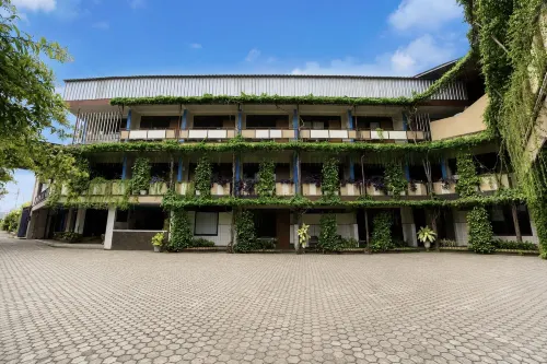 Townhouse Oak Hotel Lestari - 3 Sao