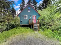 Quiet A-frame Tucked Off the Road in Girdwood Hotels near Ted's Express