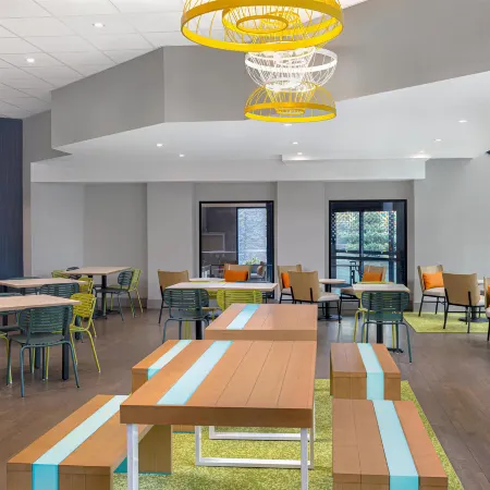 Spark by Hilton Montreal Brossard