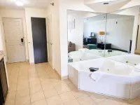 Duluth Inn & Suites Near Spirit Mountain - Hot Tub