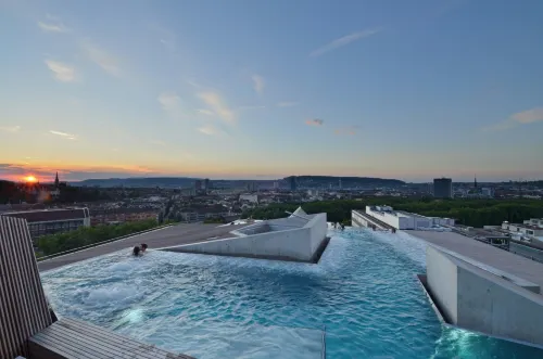 B2 Boutique Hotel + Spa - مسبح