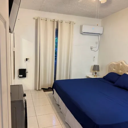 Cozy condo - stone throw away from the beach !