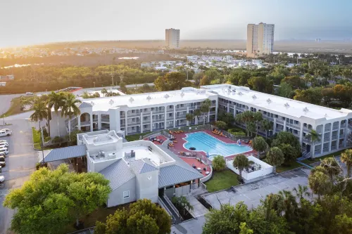 La Quinta Inn & Suites by Wyndham Ft. Myers-Sanibel Gateway - Lemmikkieläimet sallittu