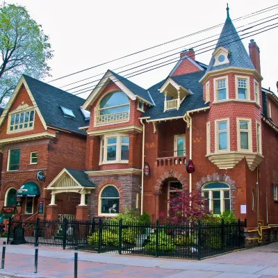 Madison Manor Boutique Hotel Hotels near Christie Subway Station