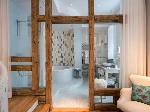 La Maison Hotel