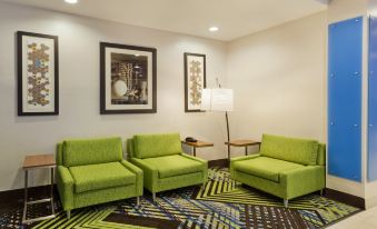Holiday Inn Express & Suites Fayetteville