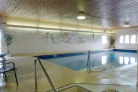 Ramada by Wyndham Campbell River - piscina