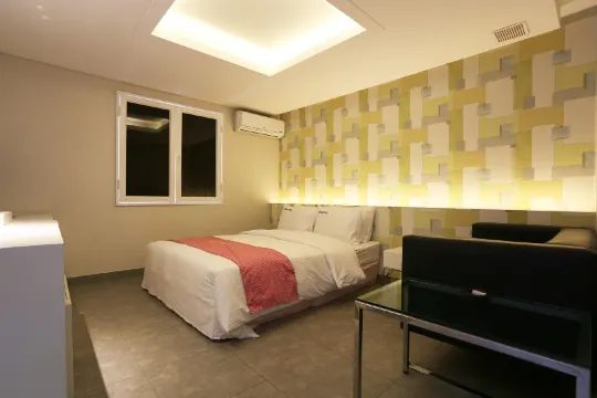 Q Hotel