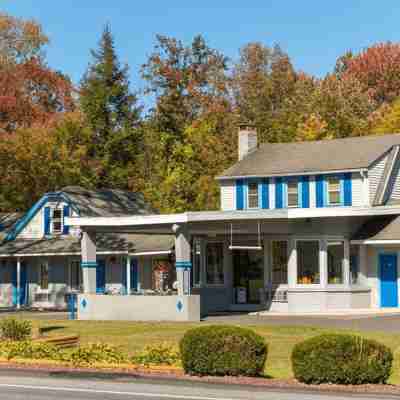 Pocono Night Lodge Hotel Exterior