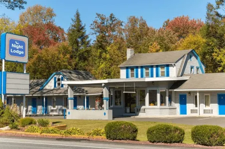 Pocono Night Lodge Отели в г. Бродхедсвилл