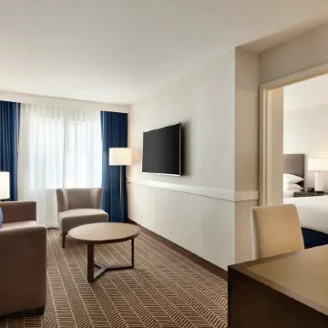 Embassy Suites by Hilton Boston at Logan Airport Отели рядом с достопримечательностью «Фанеил Холл Маркетплас»