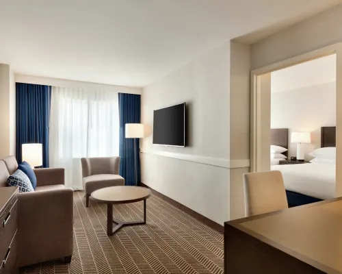 Embassy Suites by Hilton Boston at Logan Airport Отели рядом с достопримечательностью «Музей Конституции USS»
