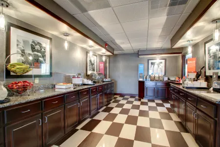 Hampton Inn & Suites Rogers Отели рядом с достопримечательностью «Парк Франкфорт»