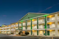 HomeTowne Studios Lake Charles - Sulphur Hotels near Walgreens