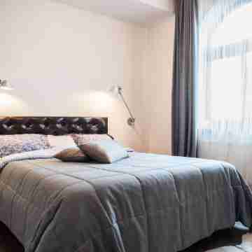 Modern Two-Bedroom Apartment in Historic Downtown Rooms