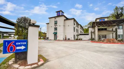 Motel 6 Humble, TX - Houston International Airport Hotels near ShowBiz Cinemas - Fall Creek