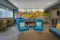 Tru by Hilton Troy Detroit - Pools
