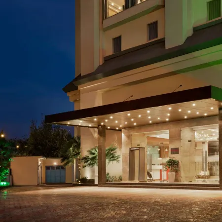 Ramada by Wyndham New Delhi Pitampura Отели рядом с достопримечательностью «Северный Дели»