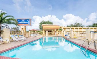 Howard Johnson by Wyndham Historic Lake Charles