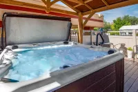 Econo Lodge Inn & Suites