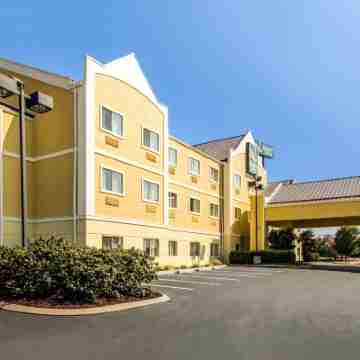 Quality Suites Hotel Exterior