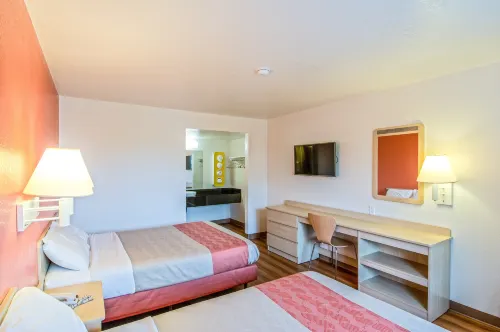 Redding, CA - South Hotels in Anderson