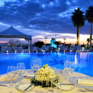 โรงแรมยีเดย โรงแรมใกล้สระว่ายน้ำ Scandone Swimming Pool