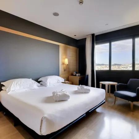 Hotel Barcelona Universal Отели рядом с достопримечательностью «Площадь Реиал»