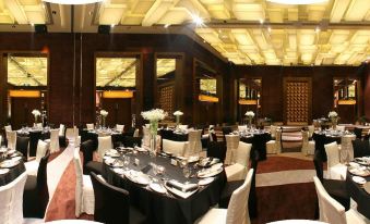 The hotel offers rooms with tables and chairs, as well as access to other rooms at the Westin Guangzhou