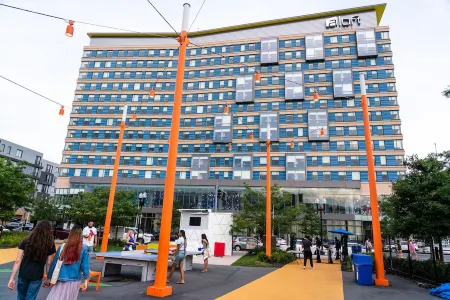 Aloft Boston Seaport District Отели рядом с достопримечательностью «Харпун Брюэри»