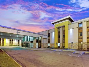 La Quinta Inn & Suites by Wyndham Detroit Metro Airport