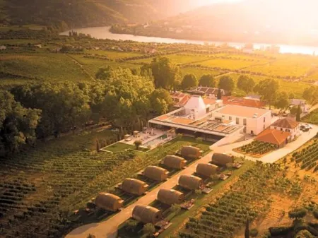 Quinta da Pacheca Отели в г. Феррейруш-де-Авойнш