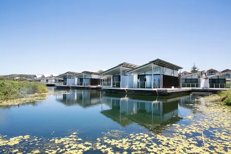 Caves Coastal Bar & Bungalows Отели в г. Маннеринг Парк