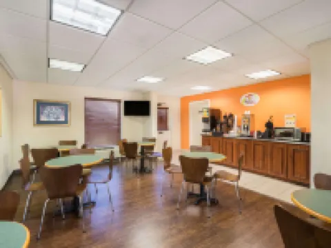 Super 8 by Wyndham Knoxville North/Powell Hotels in Powell