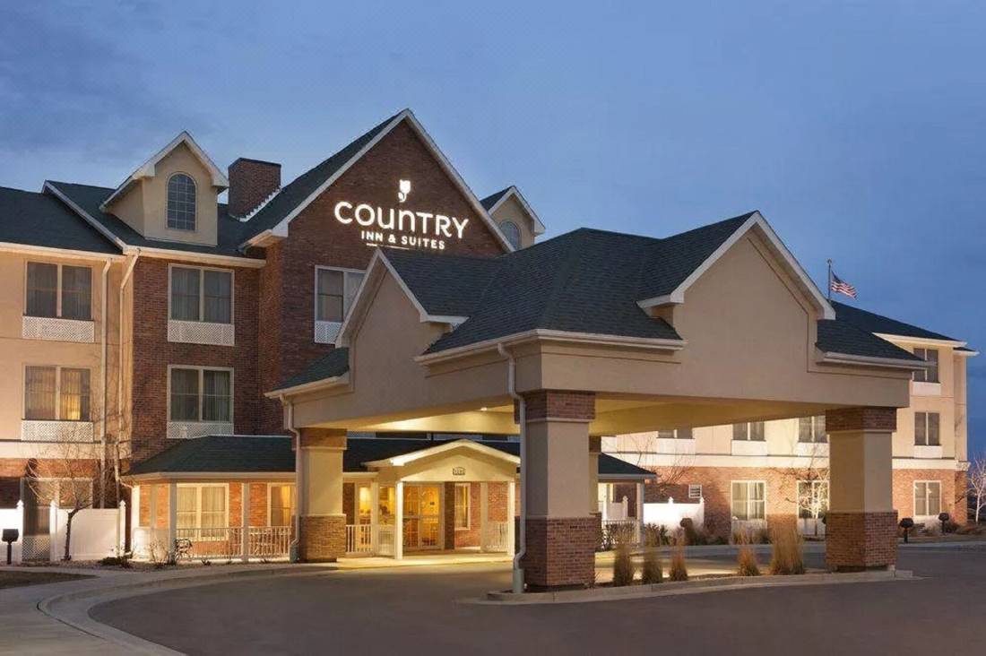 hotels in gillette wy with pool