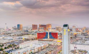 Panoramic Strip Views Open Balcony Free Parking High Floor Sleeps 4