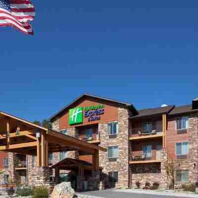 Holiday Inn Express & Suites Custer Hotel Exterior