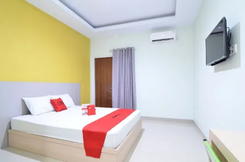 RedDoorz Near Museum Keraton Surakarta Hotels in Pasar Kliwon