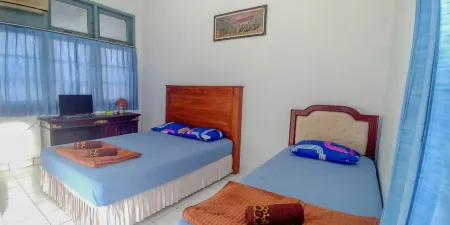 Hotel Rajawali Mitra RedDoorz Отели в г. Harjamukti