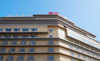 The hotel in an urban setting has a front view and side facade with large windows at City Suites (Taoyuan Gateway)