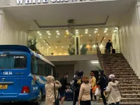 White Crown Hotel โรงแรมใกล้Ha Binh Cruises
