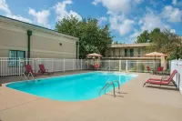 Days Inn by Wyndham Paducah I-24 Exit 4 - Pools