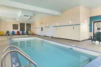 Travelodge by Wyndham Edmonton West - Pools