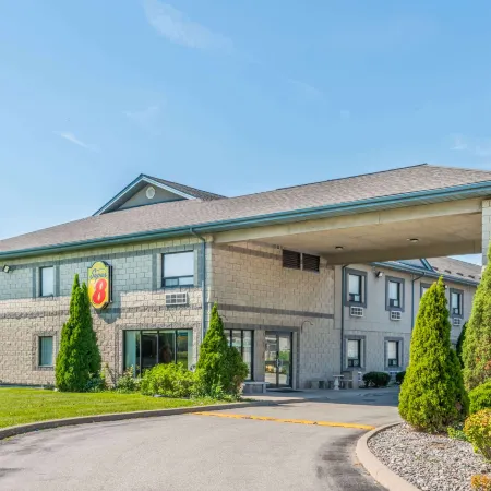 Super 8 by Wyndham Ambassador Bridge Windsor on