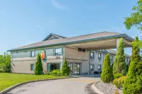 Super 8 by Wyndham Ambassador Bridge Windsor on Hotels in Windsor