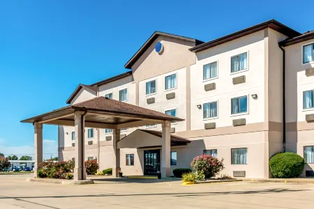 Quality Inn & Suites Salem Near I-57 Отели в г. Сейлем