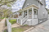 Oak Park Home w/ Fire Pit - 5 Mi to Garfield Park! Hotels in der Nähe von Concordia University Chicago