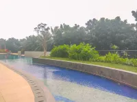 RedLiving Apartemen Transpark Cibubur - Ens Room Hotels in Jatikarya