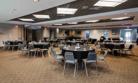 Sandman Hotel Victoria Отели рядом с достопримечательностью «Art Gallery of Greater Victoria»